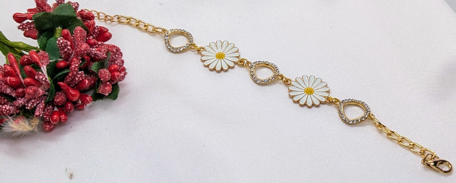 White Resin Chain Bracelet ? Gold Tone